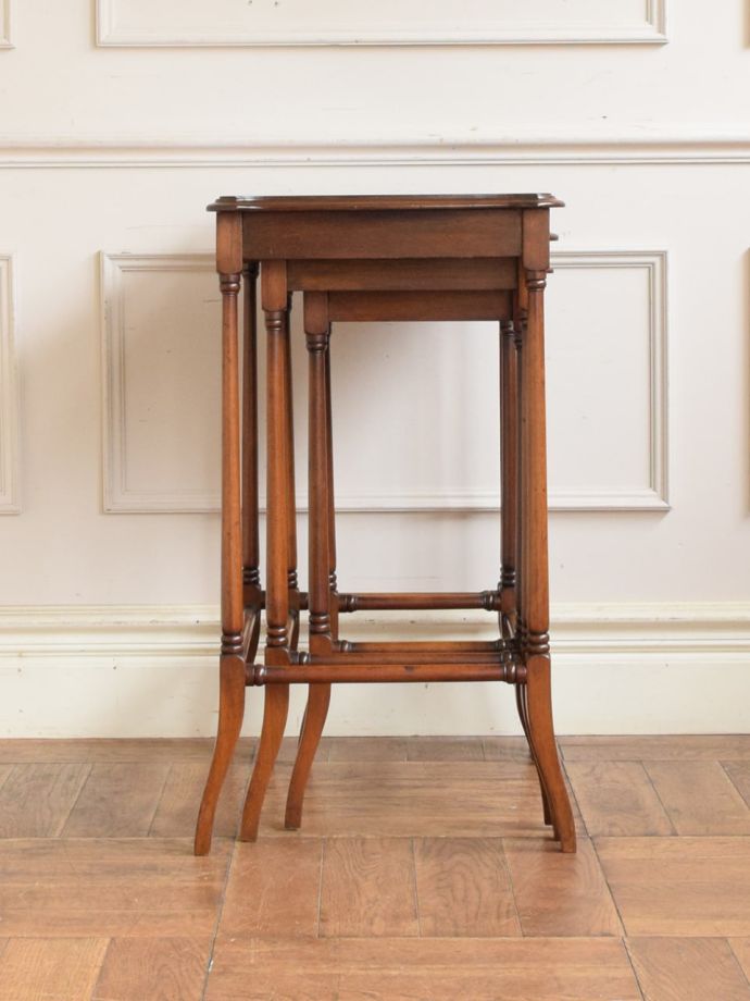 英国アンティークの3台セットのテーブル、ウォールナット材のネスト