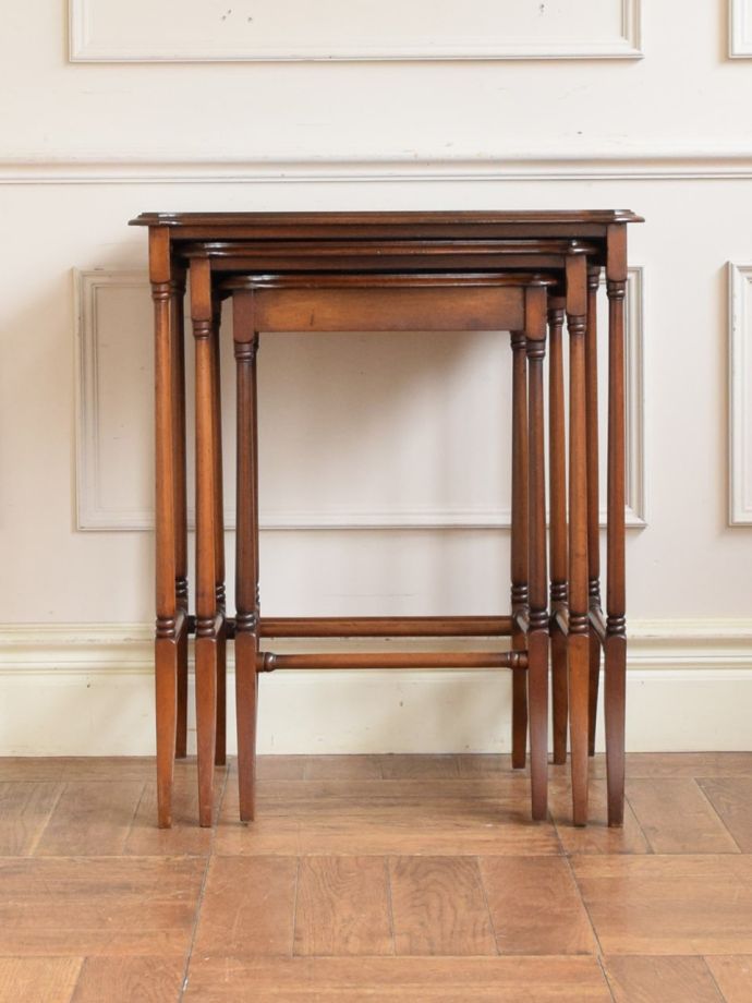 英国アンティークの3台セットのテーブル、ウォールナット材のネスト