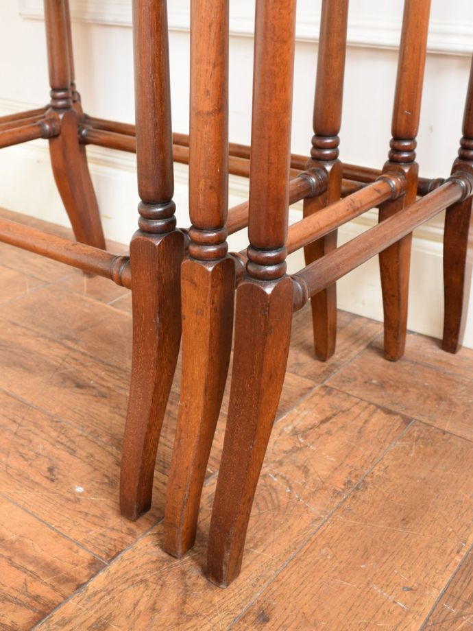 英国アンティークの3台セットのテーブル、ウォールナット材のネスト