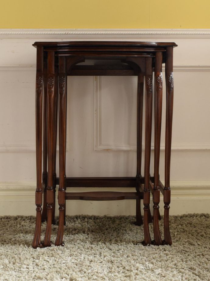 猫足が美しいネストテーブル、英国アンティークのマホガニーテーブル(q