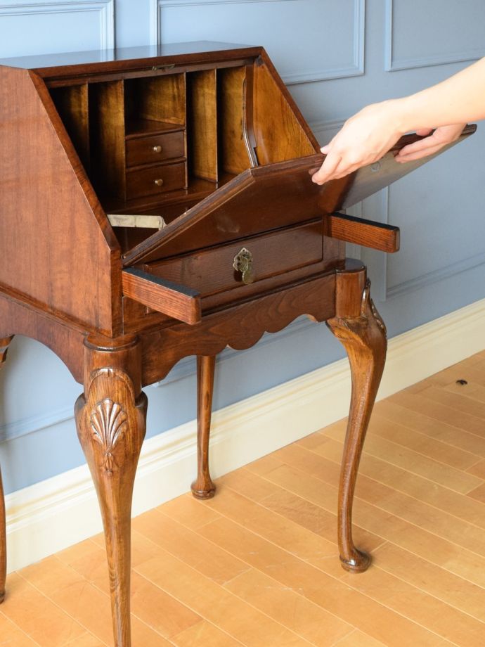 英国アンティークのライティングビューロー、オーク材とウォールナット