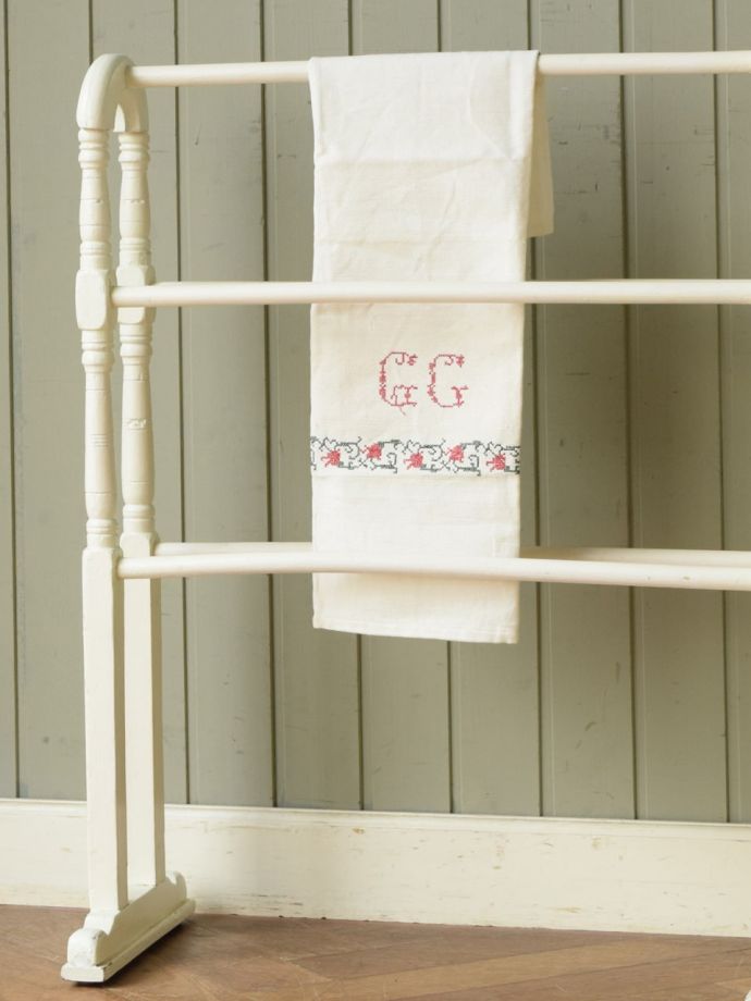 フランスのアンティーク家具、シャビーシックな雰囲気の白いタオル