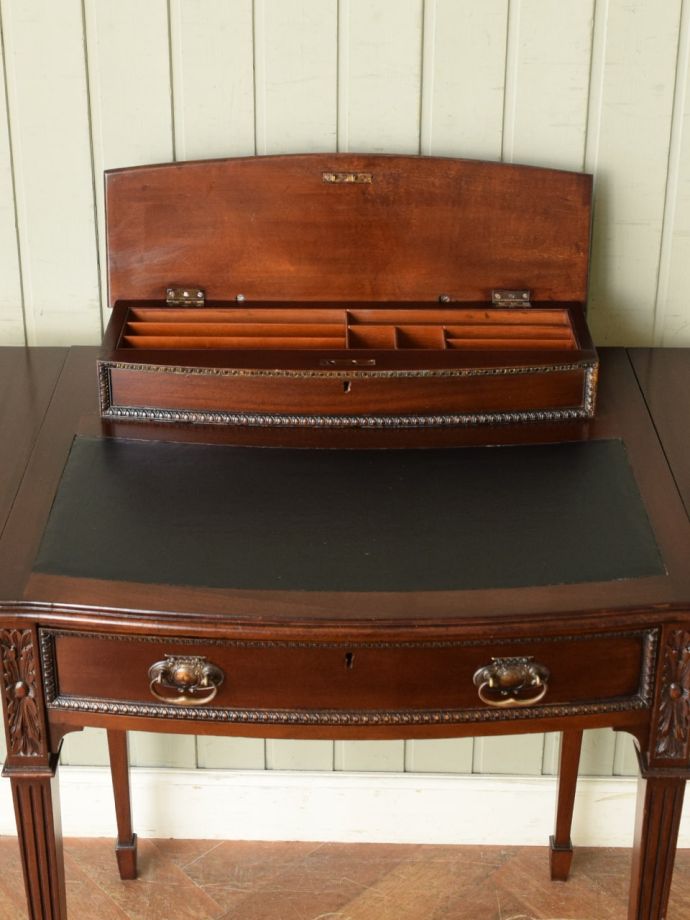 英国アンティークの書斎机、マホガニー材の美しいレディデスク(z-209-f