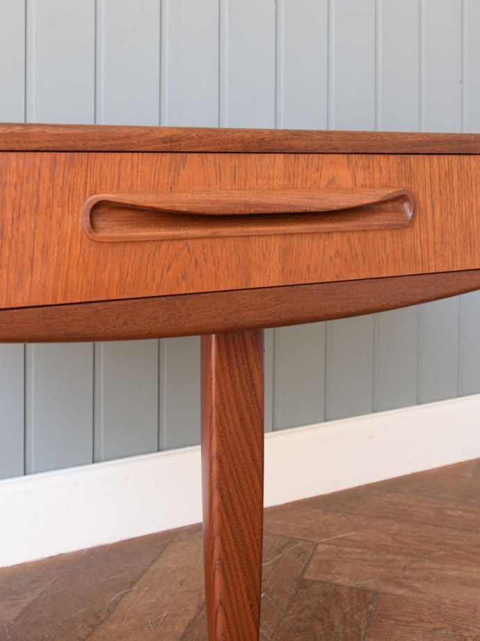 英国から届いたビンテージのサイドテーブル、G-PLANのおしゃれな