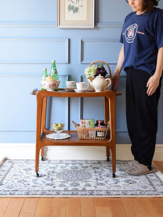 ミッドセンチュリースタイルのカッコいいワゴン、北欧スタイルの