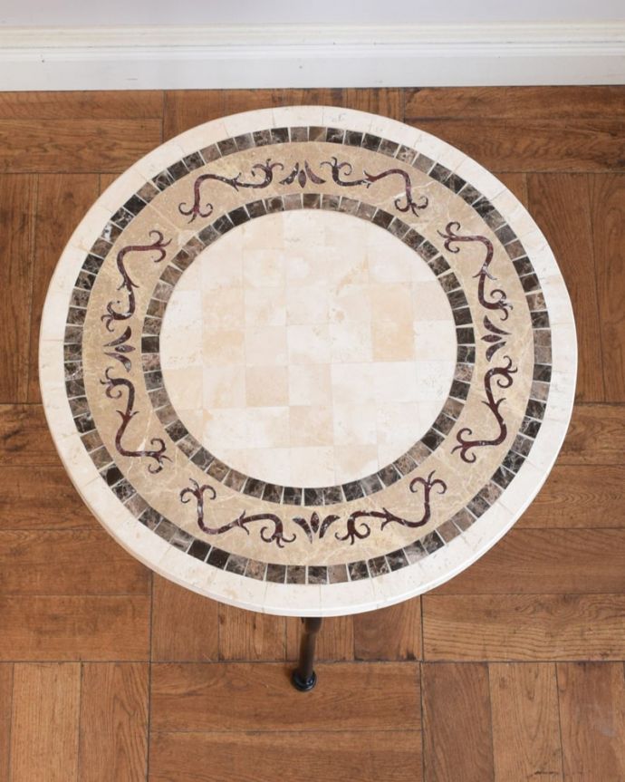 アンティーク調のガーデンテーブル、大理石✕アイアンのラウンド