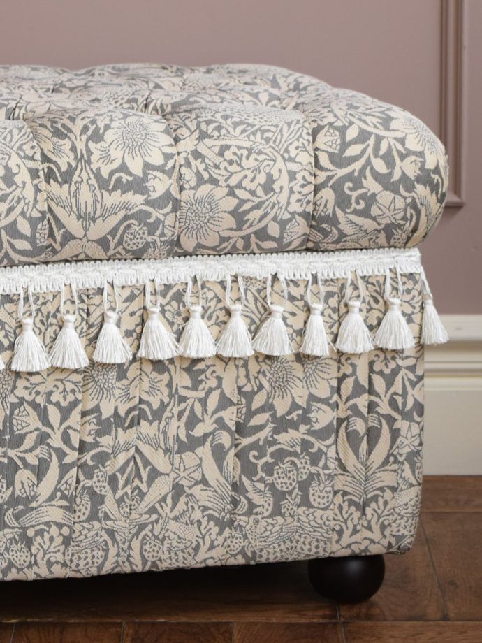 ウィリアムモリス風のおしゃれなスツール、ジェニファーテイラーの収納