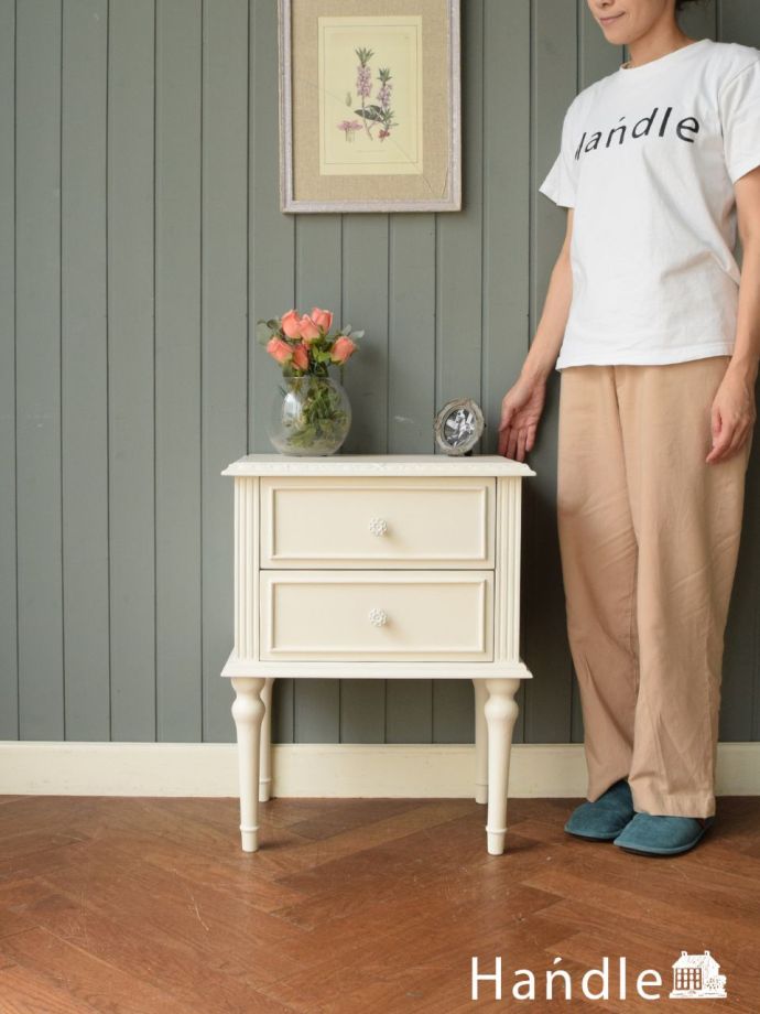 英国アンティーク調のナイトテーブル、白いおしゃれなベッドサイド