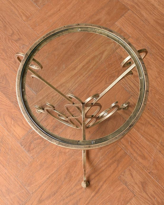 アイアンの曲線が美しい、アンティーク風のガラス天板のサイドテーブル