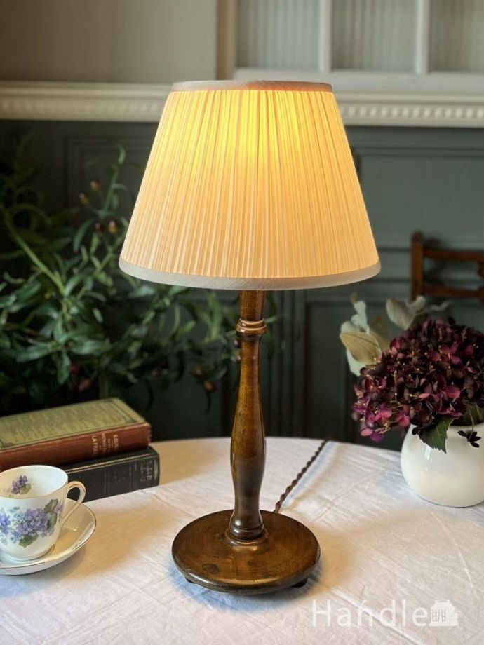 持ち手付きのアンティークのテーブルランプ、真鍮製スタンドライト