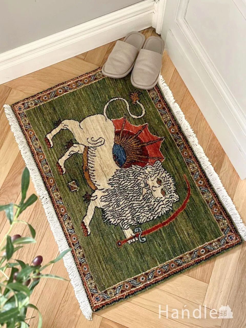 カラフルな色使いがおしゃれなギャッベ、市松模様が可愛いコンパクト