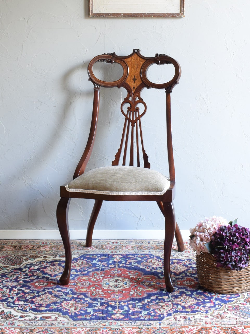 ウォールナット材のアンティークの椅子、透かし彫りが美しいバルーン