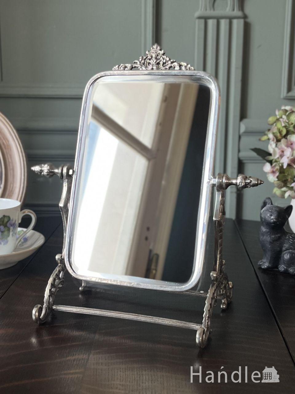 フランスアンティーク調の壁掛け鏡、ロココ調の装飾が入ったスクエア型