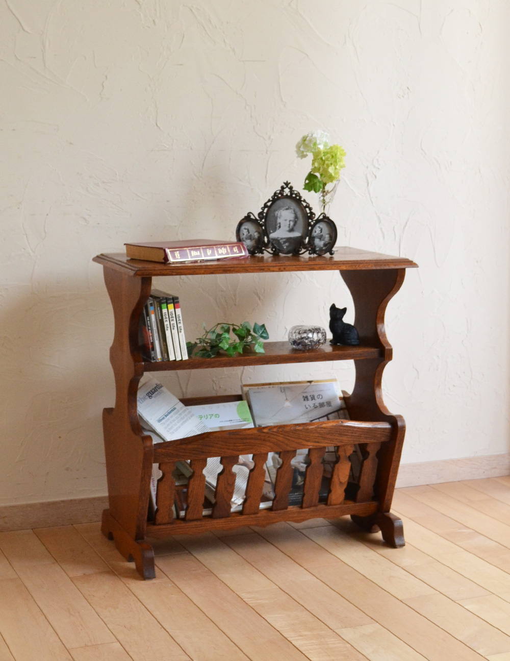 英国のアンティーク家具、天板や棚に物が飾れる木製のマガジンラック(j