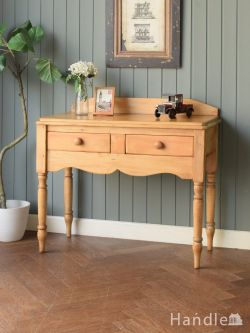 ナチュラルカントリースタイルのダイニングテーブル