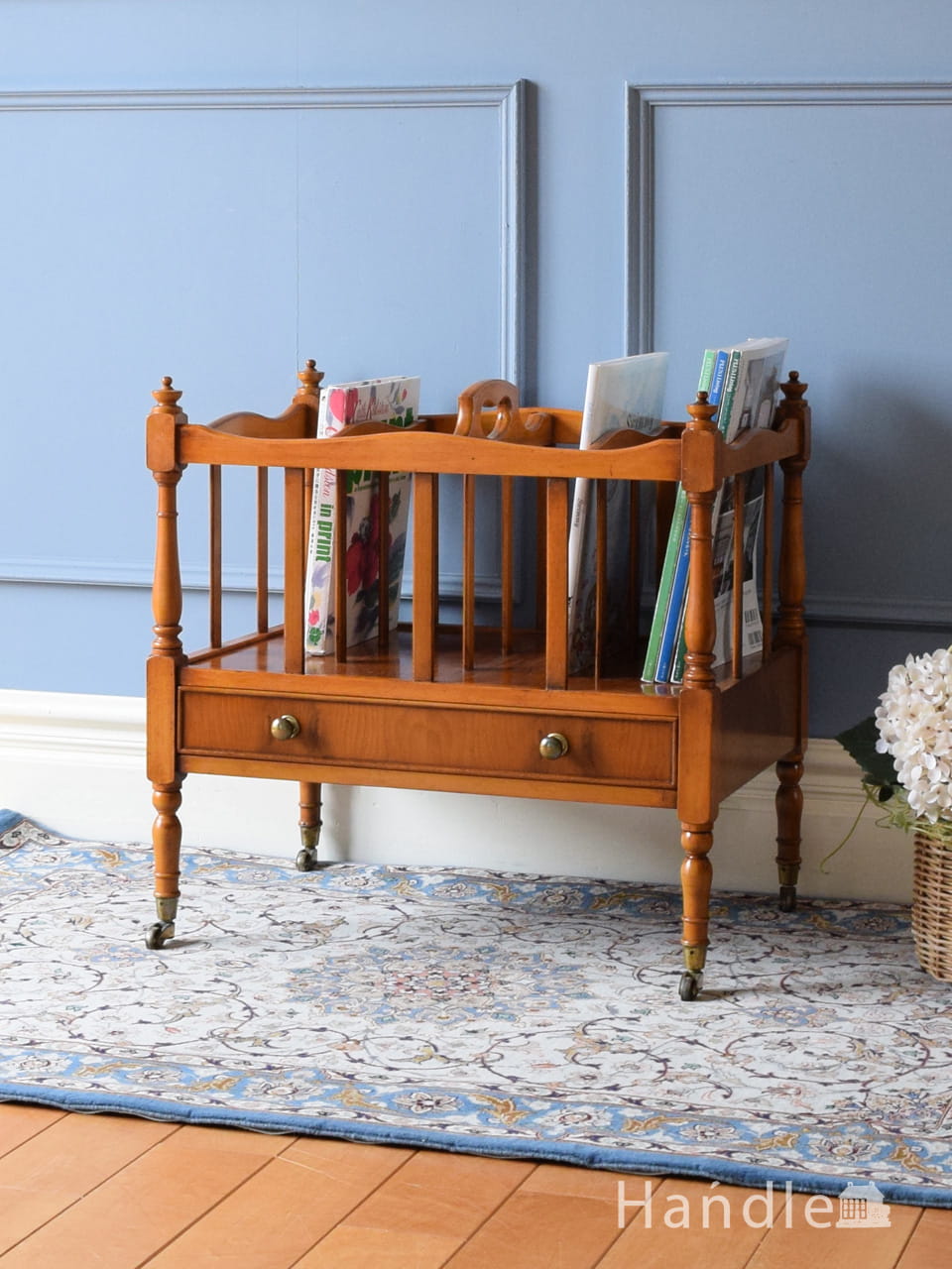 フランスから届いた便利なマガジンラック、サイドテーブル付きの