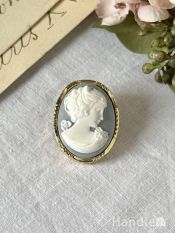 女性の横顔が浮かび上がるアンティークカメオ、おしゃれなアンティーク