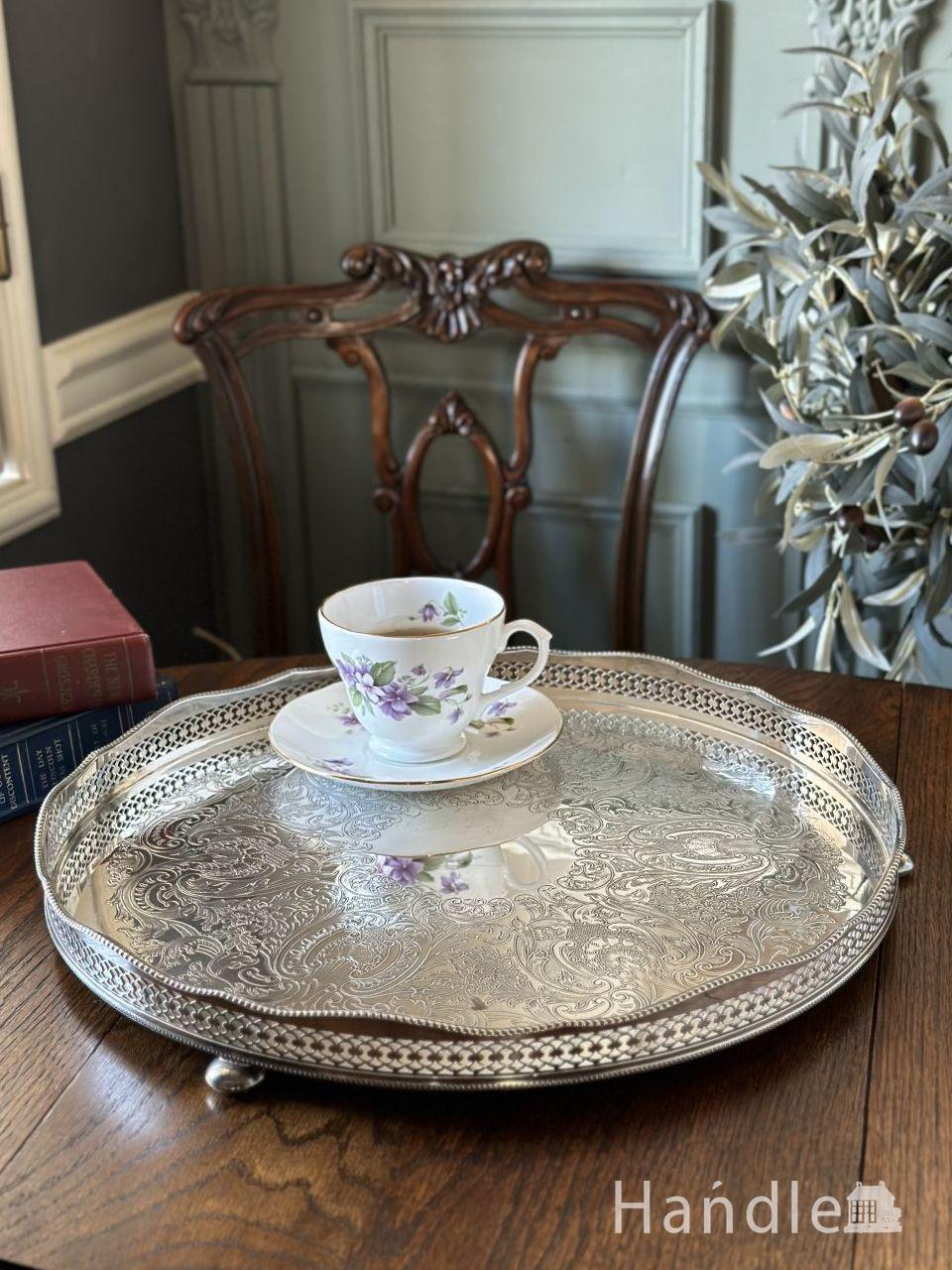 イギリスから届いた美しいシルバーのお盆、透かし彫りが入った