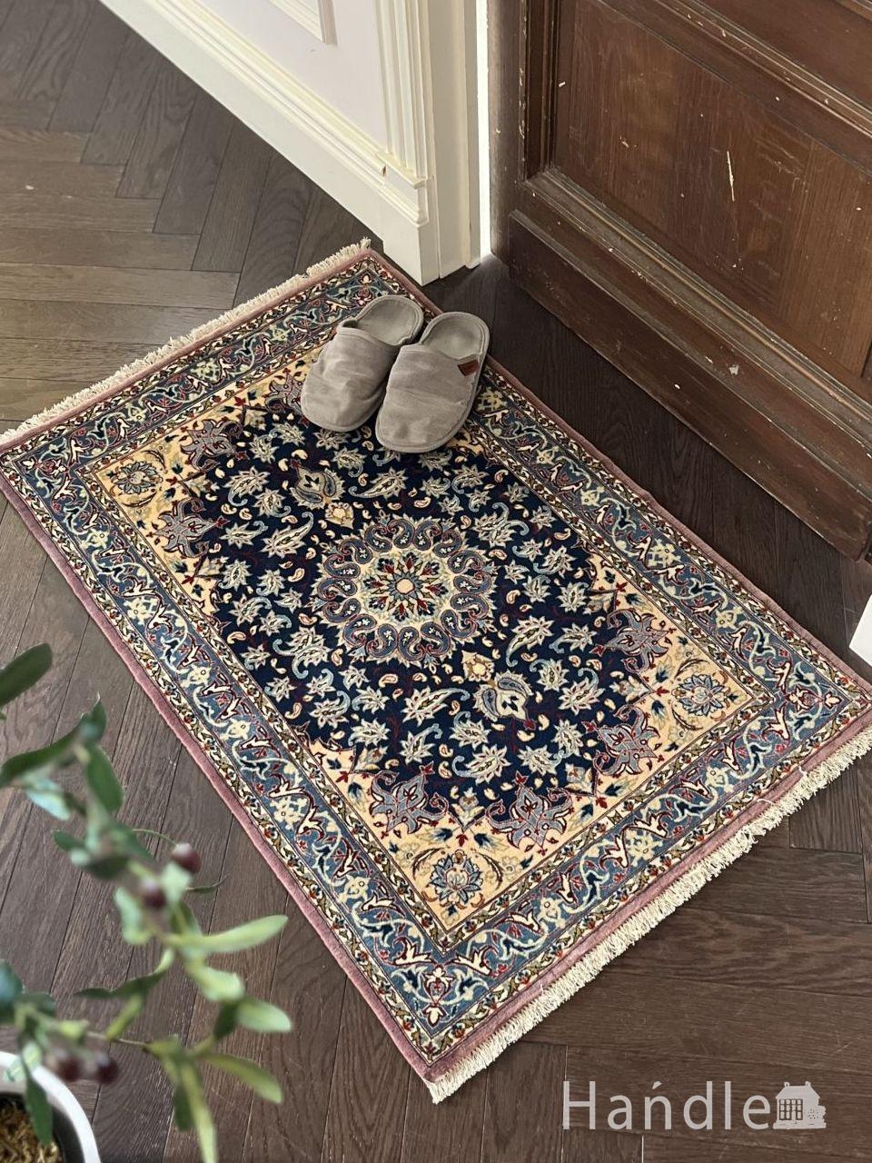 イスファハンで作られたビンテージ絨毯、アラベスクが美しいポテ柄の