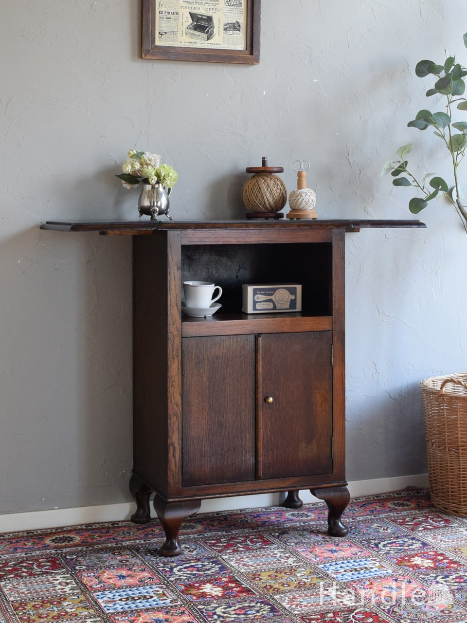 フランスの小さなアンティーク家具、優雅な猫脚が美しいナイトテーブル