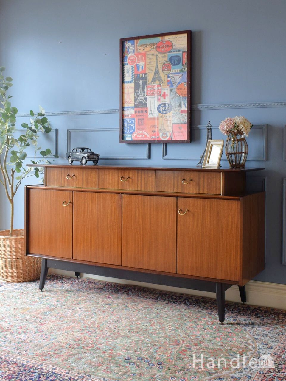 ジェンティーク（JENTIQUE）のヴィンテージ家具、引き戸式サイドボード