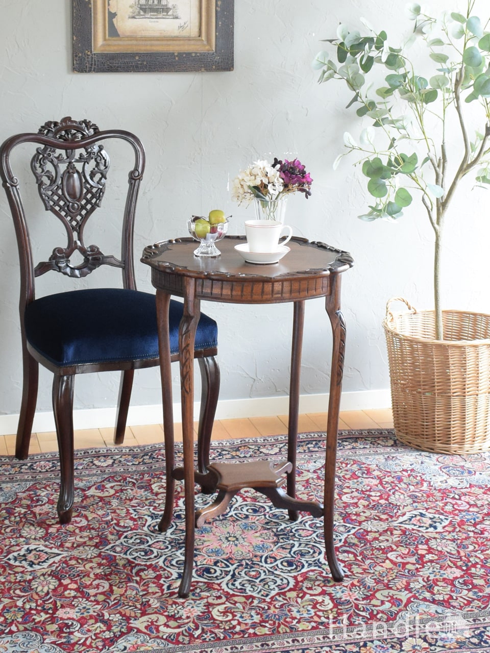 アンティークのサイドテーブル、コンパクトに収納できるティルトトップ