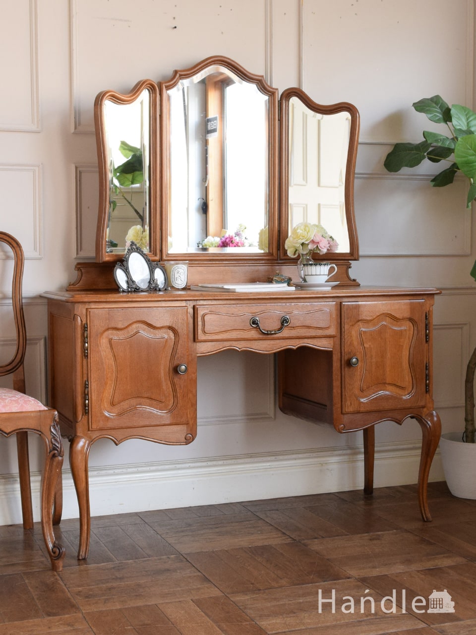 アンティークのフレンチインテリア、白いフェミニンな三面鏡ドレッサー