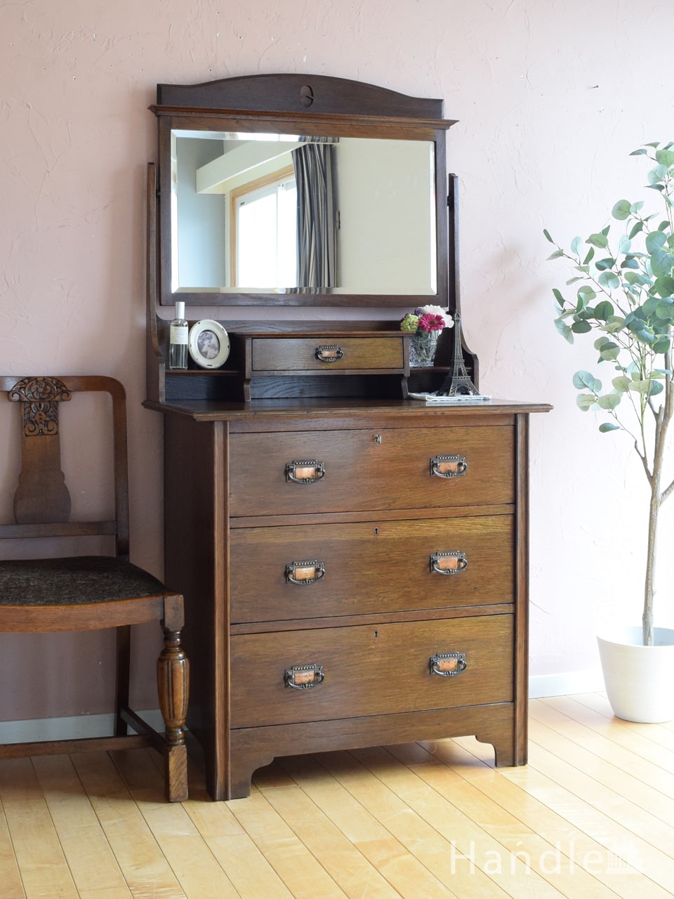 イギリスから届いたアンティークのドレッサー、大きな鏡が印象的な