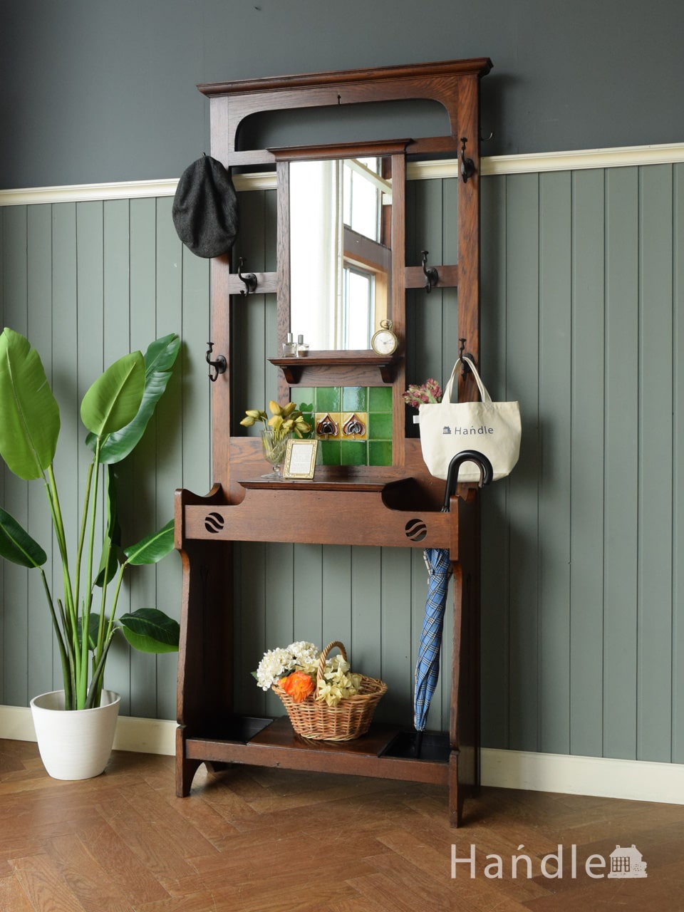 玄関で使えるアンティーク家具、コート掛けや傘立てになるホール