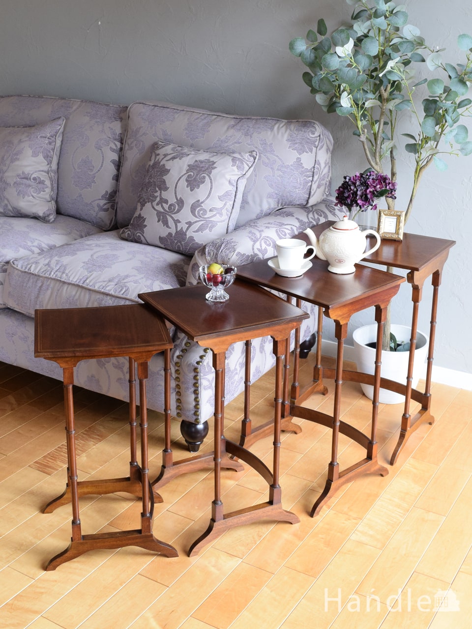 英国から届いた4台セットのテーブル、天板に象嵌が入ったネスト