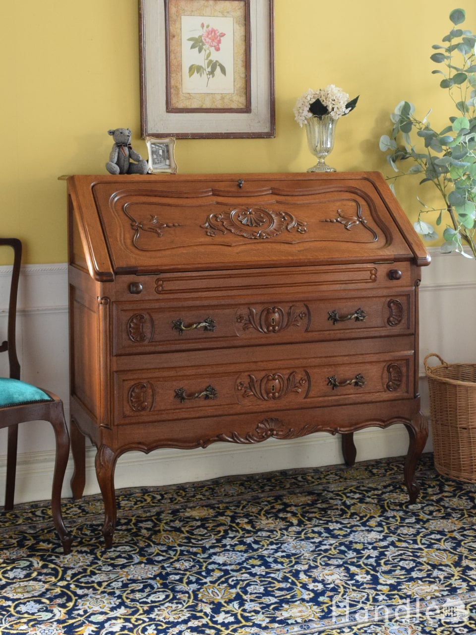 フランスのおしゃれなアンティーク収納付きデスク、美しい猫足の