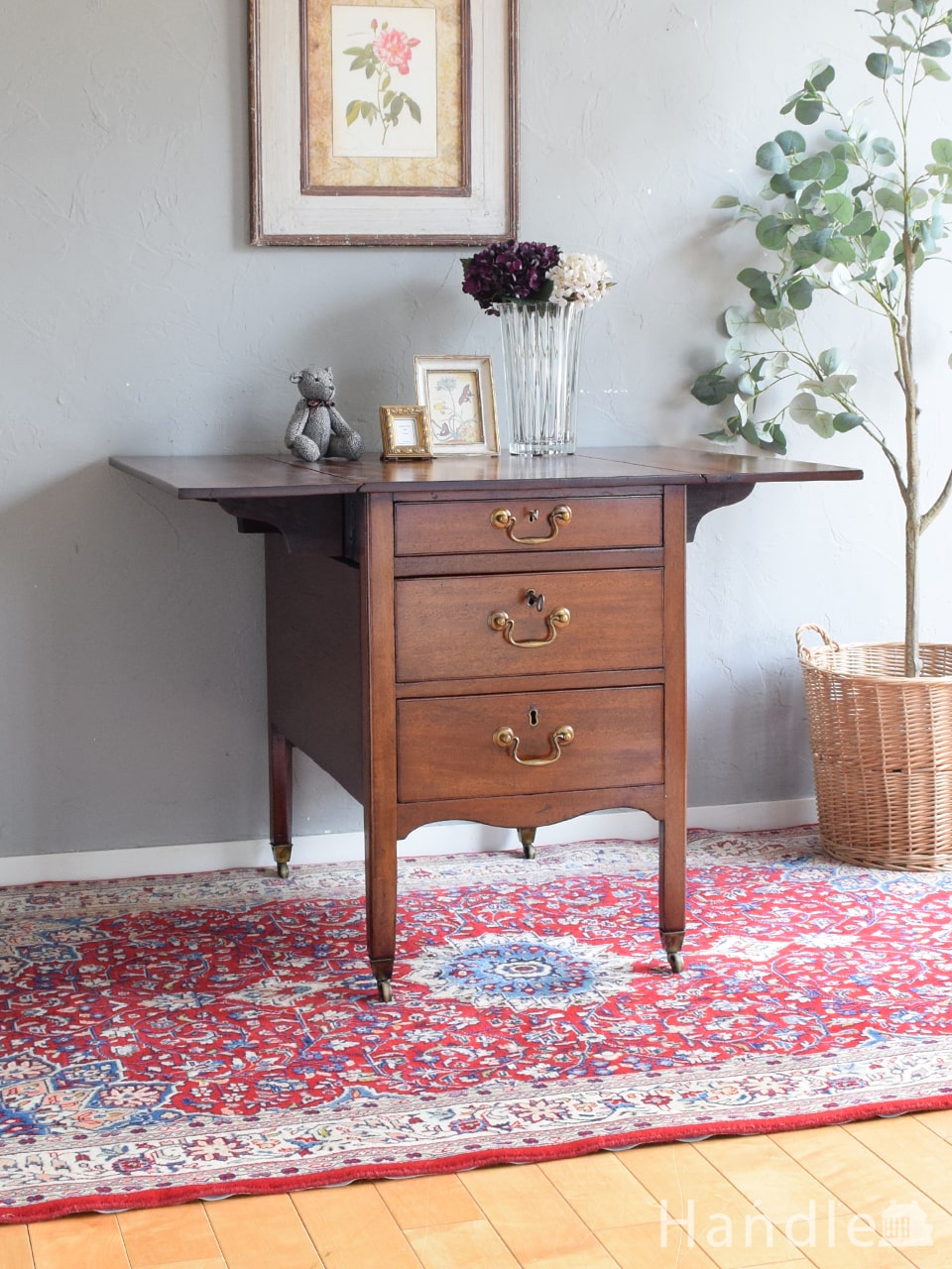 フランスアンティークの小ぶりなサイドチェスト、優雅な猫足のナイト