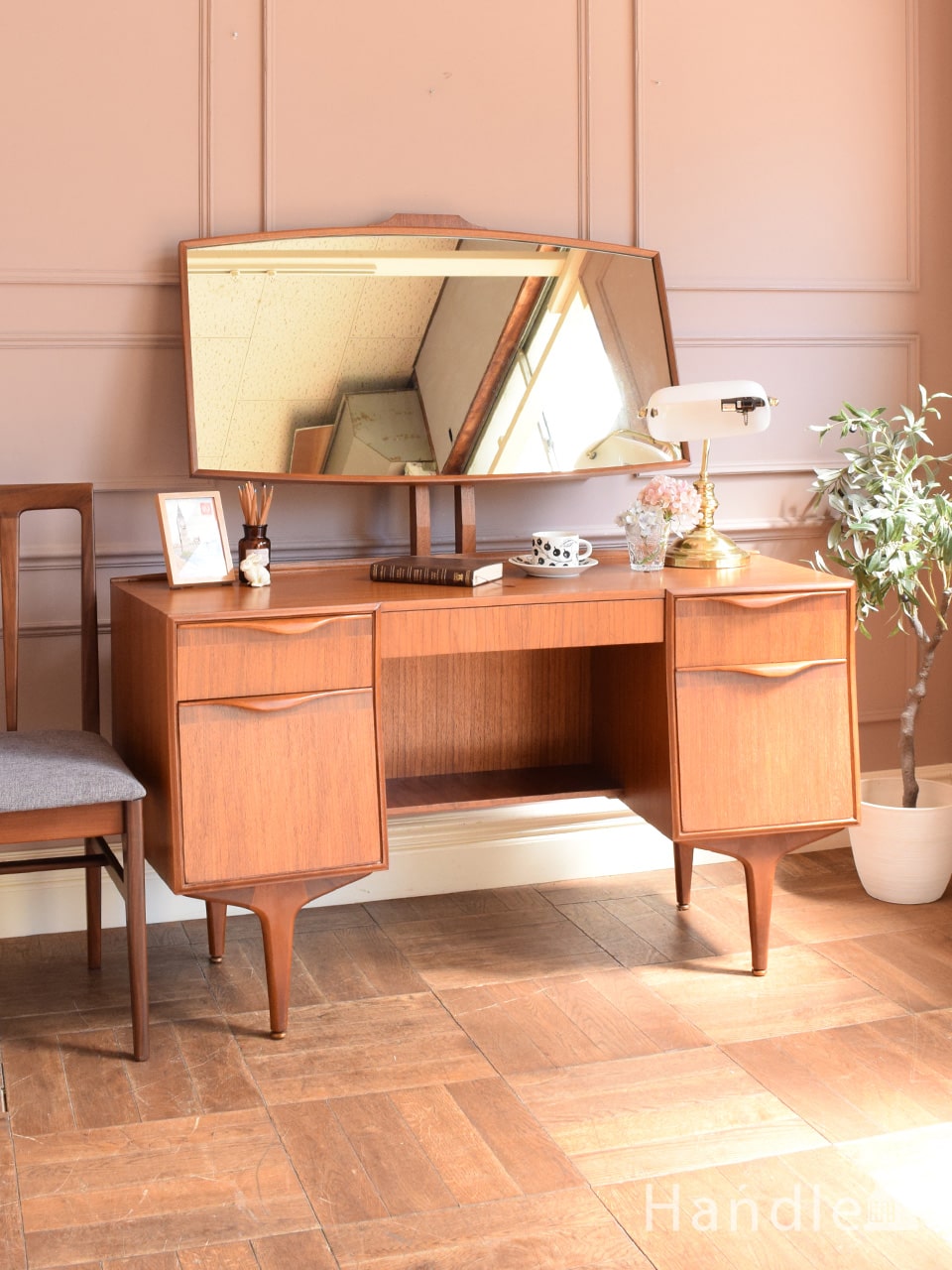 フランスから届いたアンティークの鏡台、三面鏡の美しい猫足ドレッサー