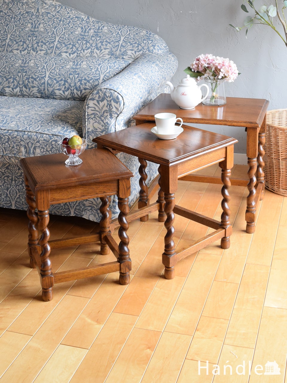 ツイスト脚が美しいアンティークのテーブル、イギリスから届いたネスト