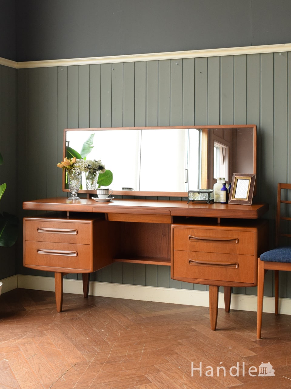 英国アンティークのドレッサー、ウォールナット材の三面鏡ドレッシング