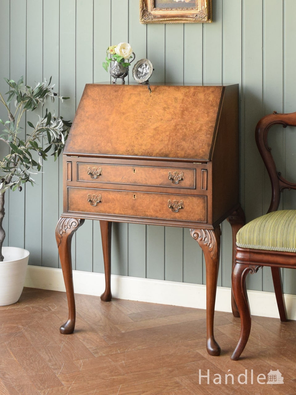 英国アンティークのおしゃれなライティングビューロー、象嵌模様が