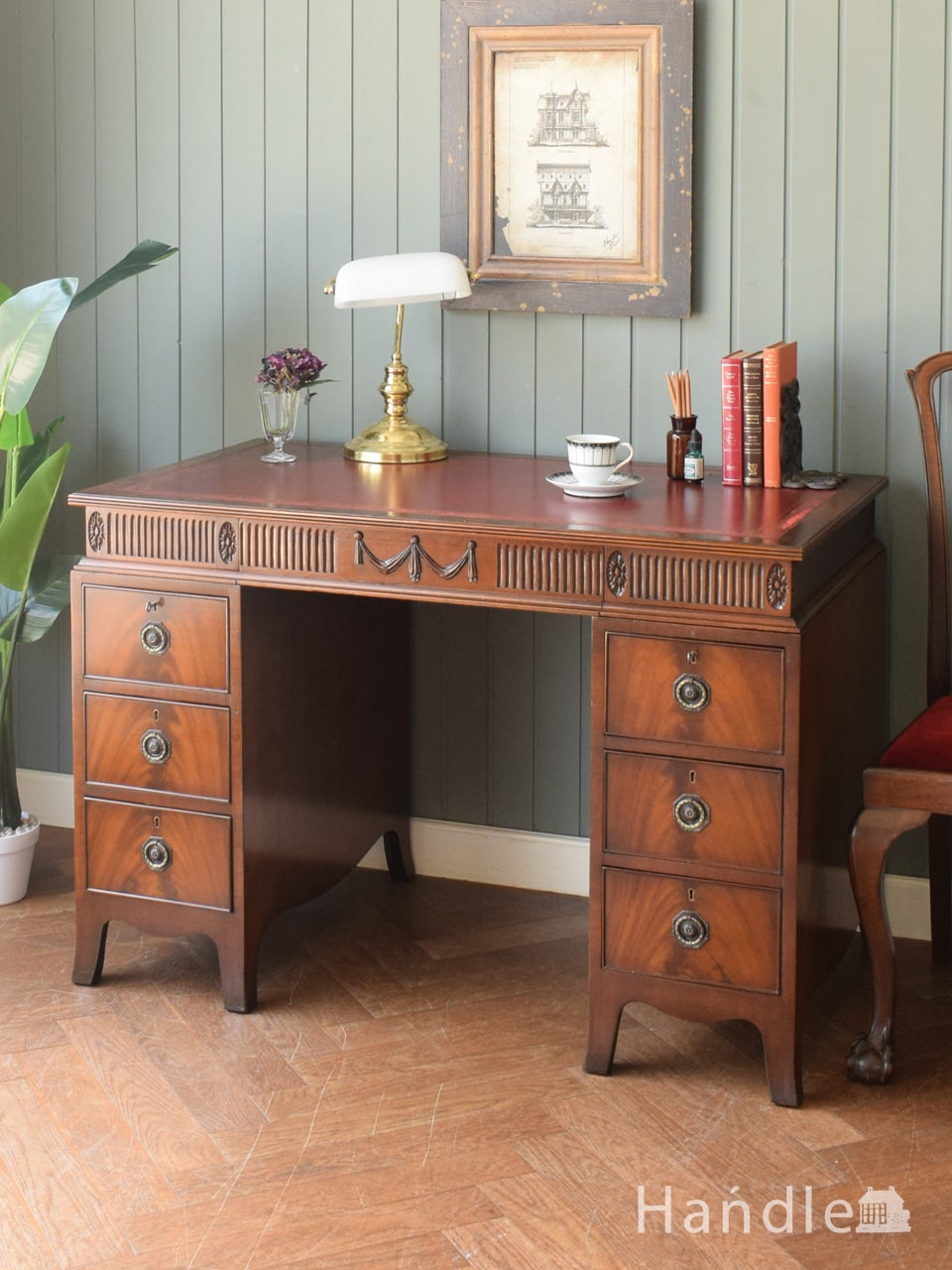 英国アンティークの豪華な書斎机、マホガニー材の杢目が美しい