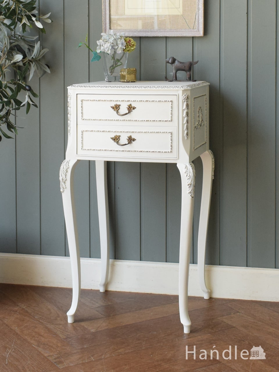フランスから届いた白いアンティークのサイドチェスト、優雅な猫足の