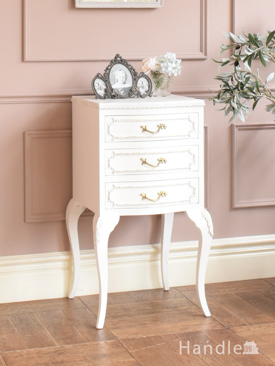 フランスから届いた白いアンティークのサイドチェスト、優雅な猫足の