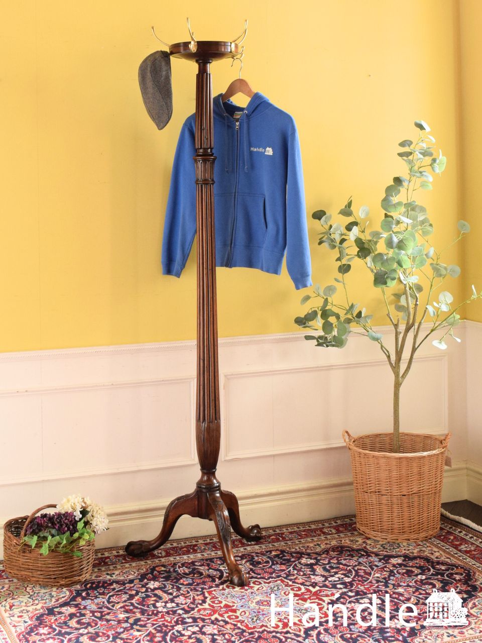 玄関で使えるアンティーク家具、コート掛けや傘立てになるホール