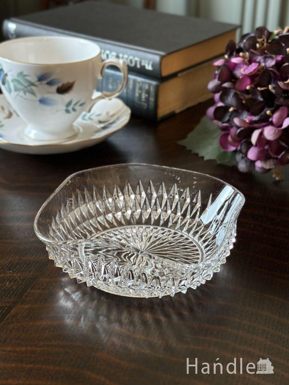 アンティークガラスの食器、イギリスから届いたプレスドグラスのガラス