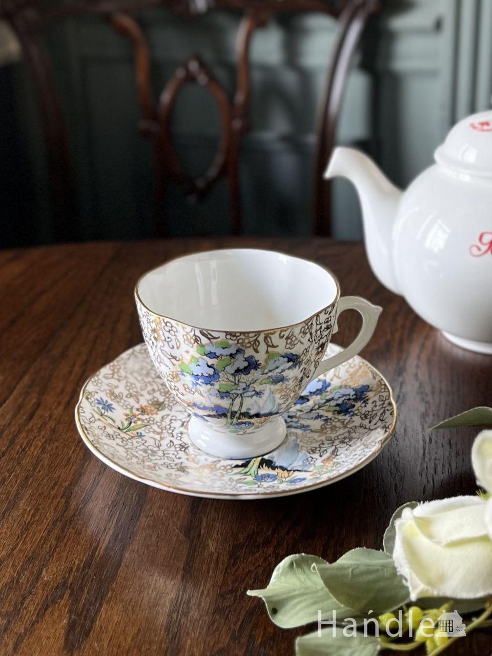 チンツ柄に青いお花が描かれた、キラキラ輝くアンティークのカップ