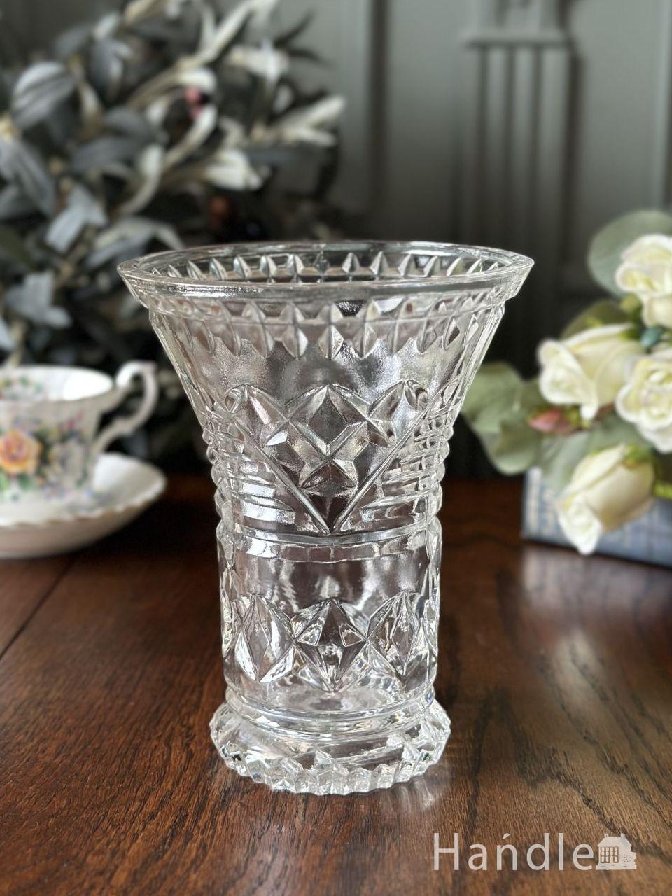 アンティークガラスのフラワーベース、イギリスのプレスドグラスの花瓶