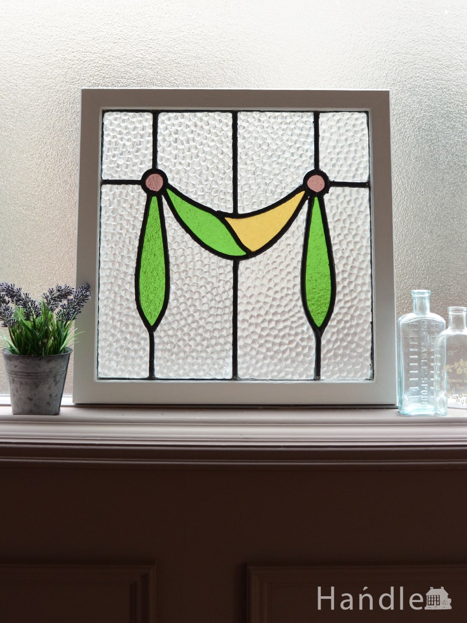 イギリスから届いたアンティークガラス、リボン模様が可愛いステンド