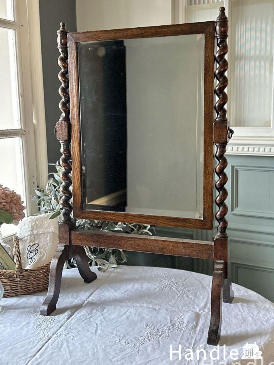 ツイストが美しいオーク材のスタンドミラー、イギリスから届いた