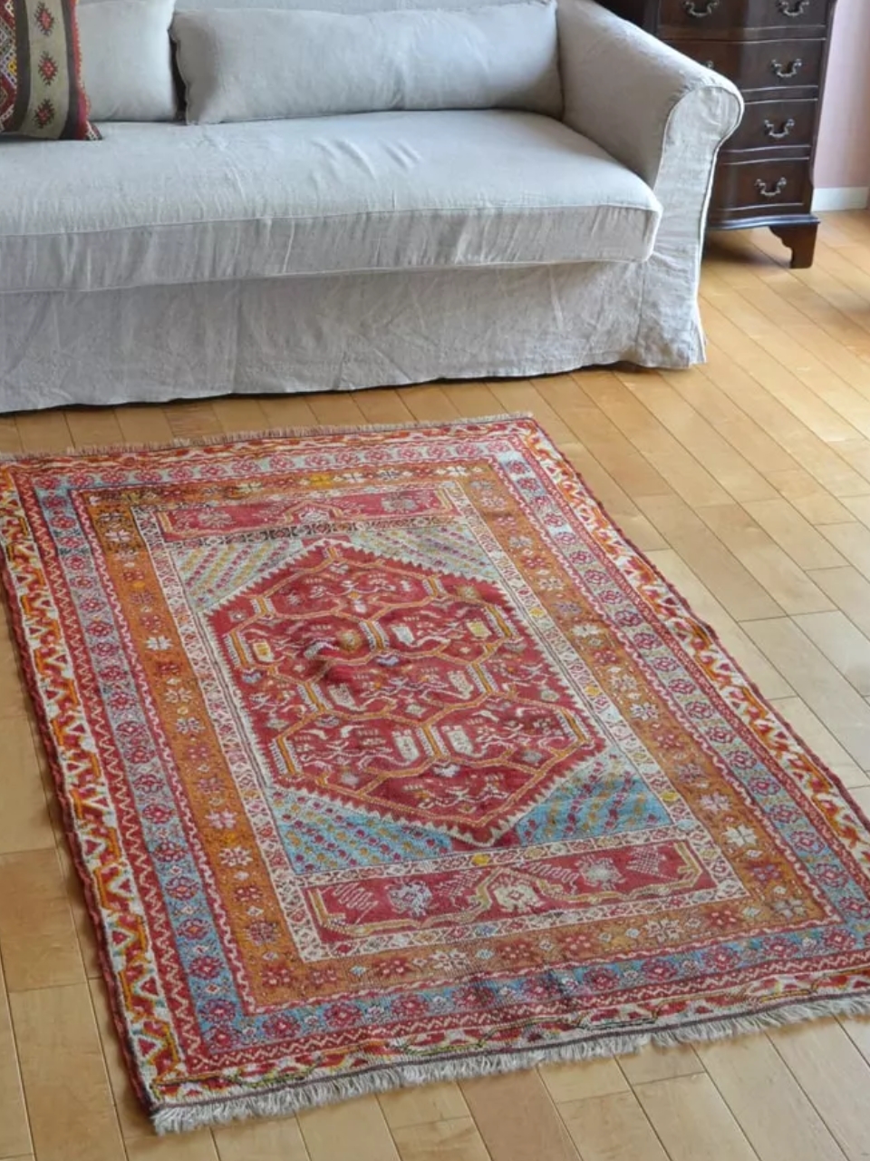 コンパクトサイズのおしゃれなオールド絨毯、一点もののビンテージ