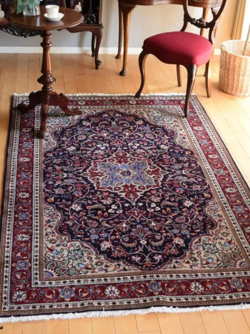 ビンテージのサルーク（Saroogh）の鉄の絨毯、とっても美しいペルシャ