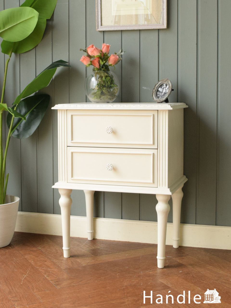 英国アンティーク調のナイトテーブル、白いおしゃれなベッドサイド