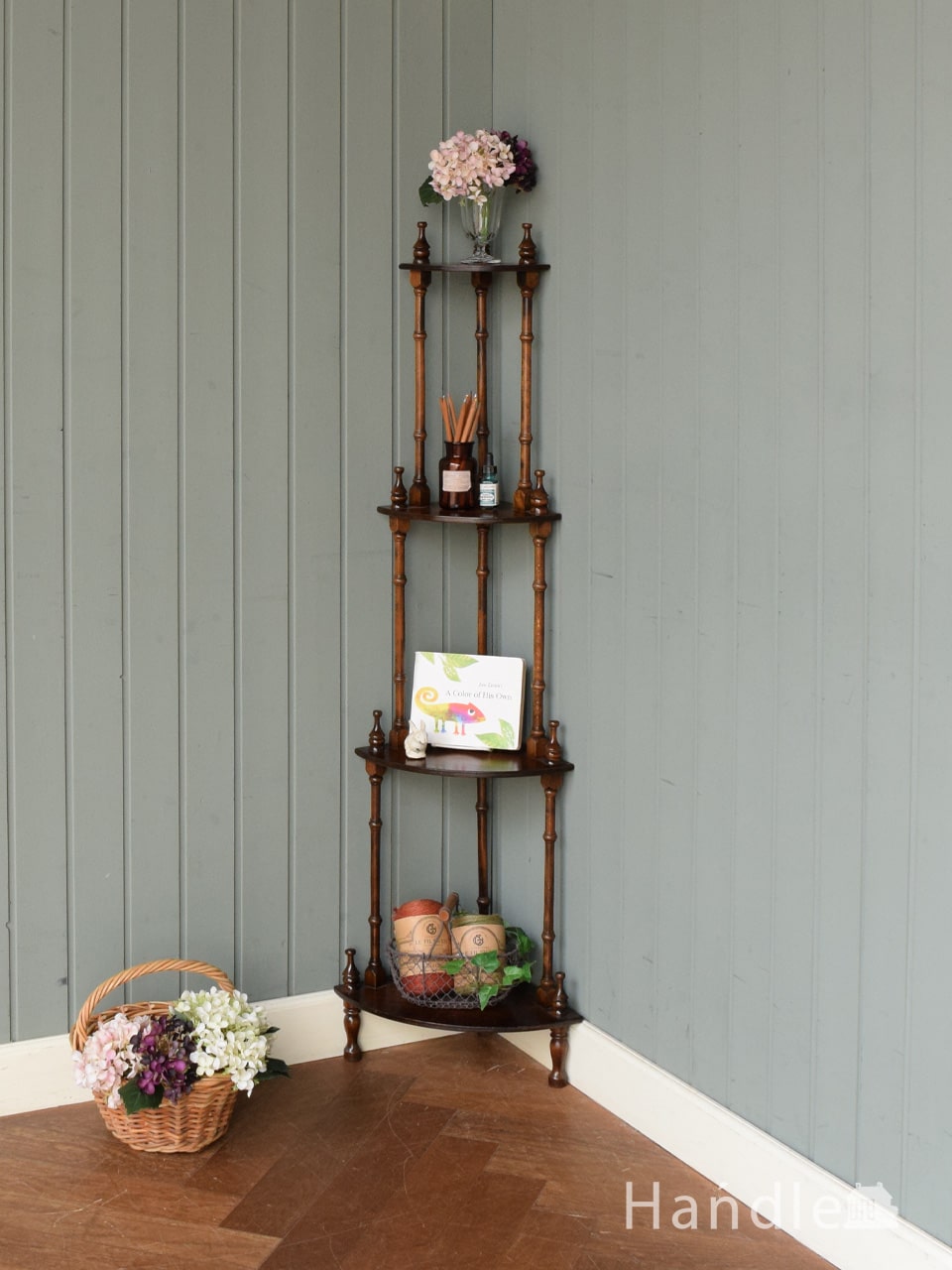 英国輸入のアンティーク家具、彫刻がきれいなオープン棚のブック