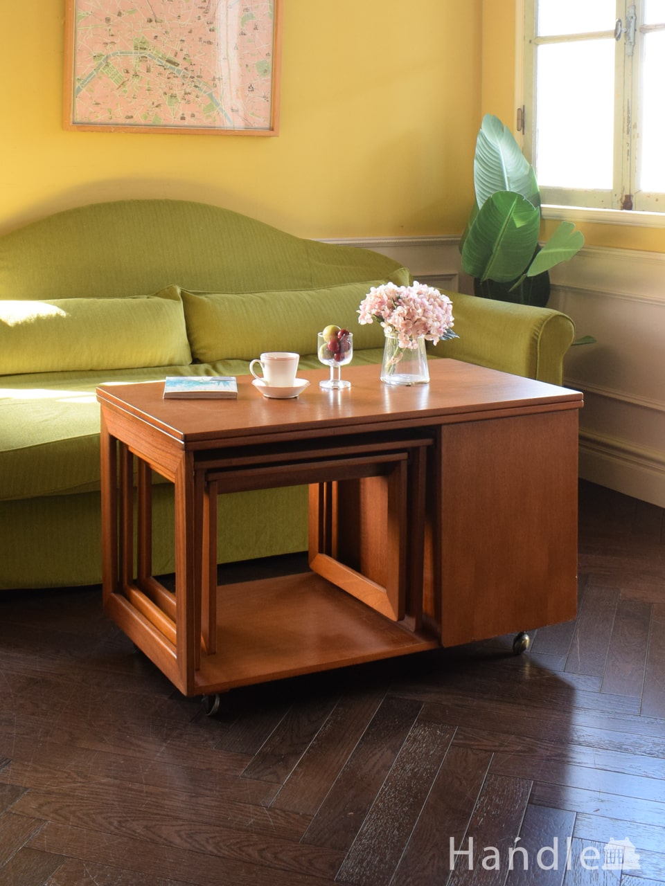 南フランスから届いたエレガントなコーヒーテーブル、優雅な猫脚と彫が